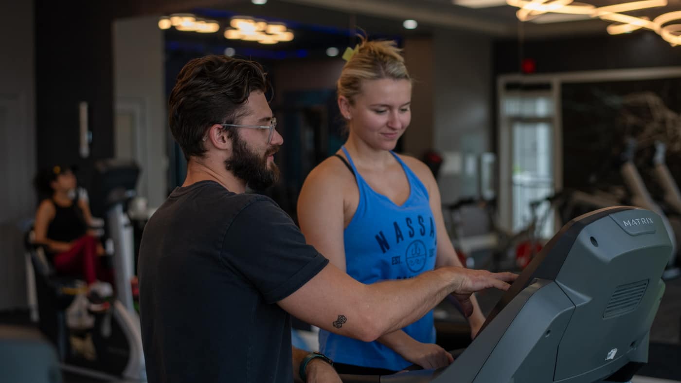 Forward Physio doctor of physical therapy reviewing a runner’s stride on a treadmill — the running gait analysis at the centre of IT band syndrome physical therapy in Tampa.